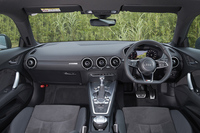 「TTクーペ 2.0 TFSIクワトロ」のインテリア。各部に施された「S line」のロゴや、ブラックのヘッドライニング、アルミ調の装飾パネルなどは、オプションである「S lineパッケージ」に含まれる。