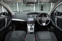 ゼロから新設計し、大型化したというフロントシートは、たしかにホールド感も掛け心地も良好。「フォルクスワーゲン・ゴルフ」に代表される、欧州のライバルを研究した跡がうかがえる。