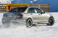 スタビリティーコントロールをオフにしてハンドリングコースに臨む「メルセデス・ベンツC200」。素直な挙動が印象的。
    