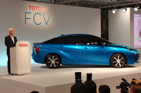 今回の説明会では、FCV市販予定車のエクステリアのみ公開された。傍らに立つのは、「FCVで“水素社会”の一翼を担いたい」と語るトヨタ自動車の加藤光久 副社長。なお、FCVはあくまで燃料電池車の略称で、市販車のモデル名ではない。
    