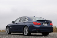 専用デザインの前後バンパーなどでBMWとの差別化が図られるエクステリア。特に目を引く「アルピナ・クラシックホイール」のサイズは21インチ。ベースとなる「BMW 750i」（18インチ）に比べて、3インチも大きい。