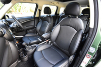 「クーパーSD クロスオーバー」ではスポーツシートが標準。試乗車にはレザーの「グラビティ」シートが装着されていた。