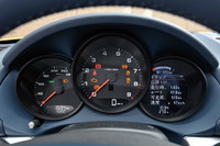 メーターは、回転計を中心にすえる3連式。右側には車両情報を表示する液晶画面が備わる。