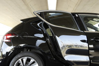 ウィンドウの前後長がドアよりも長い！ このように窓を開けるのが物理的に不可能なデザインを採り入れるあたりが、デザインにこだわるシトロエンらしいところ。