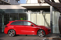 遠くから見てもそれとわかる迫力が漂う。車高は「カイエンS」より24mm低い。