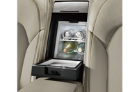 「A8 Lショーファースペシャルエディション」にはクーラーボックスやバーコンパートメントなどが装備される。