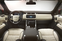 新型「レンジローバー スポーツ」のインテリア。シフトノブの後ろに「テレインセレクト2」のモード選択ダイヤルが備わる。