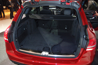 荷室容量は旧型比20リッター増の470リッター（VDA方式）へ。「リバーシブルラゲッジルームマット」（写真中では、意図的に折り返してある）が標準で装備される。