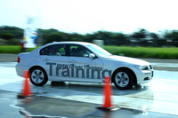 低ミュー路走行で、安全運転のコツを学ぼう。