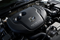 「XD」系のグレードに搭載される2.2リッター直4直噴ディーゼルターボエンジン。最高出力175ps、最大トルク42.8kgmを発生する。
    