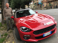 教習所が新規導入した「フィアット124スパイダー」と、熟練インストラクターのステファノ・トッツィ氏。