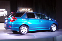 三角のリアクオーターピラーが特徴的。このアングルからの眺めは、事実上の先代モデル「エアウェイブ」を彷彿（ほうふつ）とさせる。