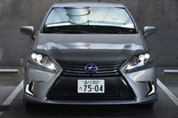 大幅な“テコ入れ”の目玉は、フロントデザインの変更。アッパーグリルとロワグリルをつなげた「スピンドルグリル」やL字型のLEDフォグランプが、これまでにない個性を主張する。