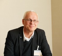 ホーカン・エイブラハムソン
	ボルボ・カー・グループのプロダクトストラテジー＆ビークルマネジメント
	ビークルライン ディレクター。1978年から35年間、研究開発、プロダクトデザイン、プロダクトプランニング、ビークルラインマネジメントなどの業務を担当。「C70クーペ／コンバーチブル」「S40／V50／C30／C70」のプログラムディレクターを務め、現在はボルボのCセグメント全車の主査を担当する。