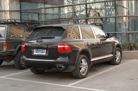 こちらも中国名物の、黒い「ポルシェ・カイエン」。