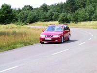 あくまでも前輪駆動の感覚を残しつつ、それでも基本的には安定している。
	 