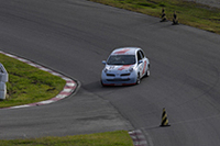 ブラインドコーナーからシケインに入るところはブレーキングポイントが難しい。さらにこのシケインで減速しすぎると、急勾配の最終コーナー→ホームストレートでトップスピードがのびない。
