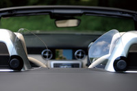 走行時に後ろから巻き込む風は、おにぎり型のアクリル板「エアガイド」がシャットアウト。ロールオーバーバーと重なった状態から、車体内側に倒して使う。