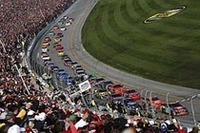 2/100秒差で初優勝！NASCAR「デイトナ500」、初参戦のトヨタは22位完走の画像