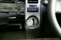 エレクトロシフトマチックは、シフト操作後、手を離すと自動的にホームポジションに戻る。その上にあるのがパーキングポジションスイッチ。