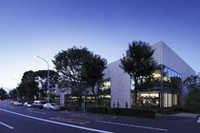 刊行記念イベントの会場「代官山 蔦屋書店」は、約100台分の駐車場スペース（しかも平地！）を備えたオトナの本屋さん。車・バイクに関する書籍のラインナップも豊富で、エンスーにとっては堪（たま）らないスポットです。（Photo by Nacasa＆Partners）