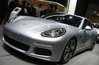 プラグインハイブリッド車の「パナメーラS E-ハイブリッド」。
    