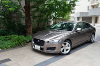 「ジャガーXF」にロードバイクを積んで、秘密の特訓基地へいざ出発。