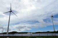 沖縄電力の太陽電池と風力発電の実験施設。宮古島では2003年に台風で風力発電機が倒壊するという惨事に見舞われたが、現在では再建されて電力供給を行っている。
