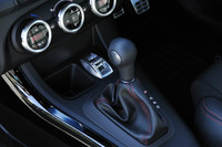 トランスミッションは乾式デュアルクラッチATのAlfa TCTとなる。「コンペティツィオーネ」のみ、シフトパドルが用意される。