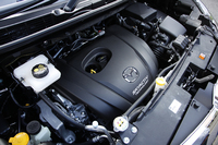 2リッター4気筒直噴エンジンの仕様は、基本的に「プレマシー」や「アクセラ」などと共通。高い圧縮比による高効率が自慢だ。
    