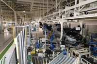 タイヤ取り付けの作業は、左右2台ずつ、計4台のロボットで行う。まずはロボ１がタイヤを受け取っている間にロボ2が車体の位置を測定。次いでロボ1がタイヤを取り付け、ロボ2がナットを締め付ける。この作業を前輪、後輪と2度繰り返すことで、4輪の装着が行われる。