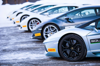 冬山に連れてこられた猛牛は、もちろん冬用タイヤを履いている。いずれも銘柄はピレリの「ソットゼロ」で、サイズは「アヴェンタドール」が前：255/35R19、後ろ：335/30R20。「ウラカン」が前：245/30R20、後ろ：305/30R20。