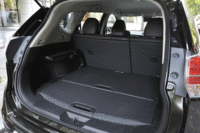 2分割のフロアボードによる多彩なアレンジが特徴のラゲッジルーム。「エクストリーマーX」では、テールゲートの内側に荷物をつり下げるのに使うインナーフックが装備される（リモコンオートバックドア非装着車のみ）。
    