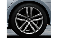 5ダブルスポークタイプの17インチ専用アルミホイール。