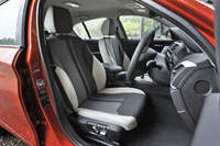 「スタイル」グレードでは、クロスとレザーのコンビネーションシートが標準装備となる。