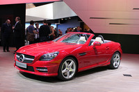 正常進化した「SLK」。トピックは電気の力で透過率が変えられるガラスルーフ。