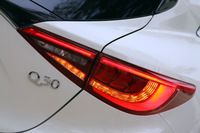 テールゲートに配された「Q30」のロゴ。