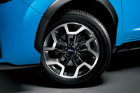 ガソリン車用の17インチアルミホイール。