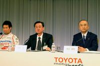 記者団の質問に答える（写真左から）小林可夢偉、山科忠TMG会長、渡辺捷昭トヨタ自動車社長。