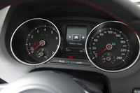 中央にモノクロのマルチインフォメーションディスプレイを備えた2眼式メーター。レッドゾーンは6000rpmからとなっている。