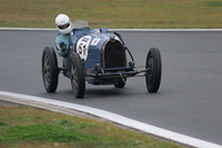 クラス1でブッちぎりの速さを見せた1933年「ブガッティT51」。フランスからのエントリーで、若いドライバーによれば「祖父が買ったクルマ」とか。レストアされておらず、年輪を重ねた本物だけが持つオーラを放っていた。総合結果はクラス3位。