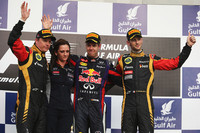 バーレーンGPで今季2勝目を飾ったレッドブルのセバスチャン・ベッテル（写真左から3番目）。ロータスのキミ・ライコネン（一番左）は2位、同じくロメ・グロジャン（一番右）は3位。1年前の同GPと同じ顔ぶれが表彰台にそろった。（Photo=Red Bull Racing） 