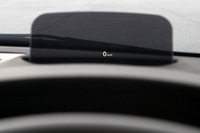 安全性能を強化するセットオプション「アドバンスド・アクティブ・セーフティ・パッケージ」を選択すると、コンバイナ型のヘッドアップディスプレイが装着される。