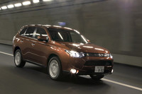 快適な乗り心地と操縦安定性を両立するため、フロントサスペンションにはサブフレームを追加。リアには新開発のトレーリングアームマルチリンクサスペンションが採用された。