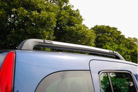 マルチルーフレールには、荷物を最大40kgまで積載可能。レールの一部が可動し、クロスバーとしても使える。