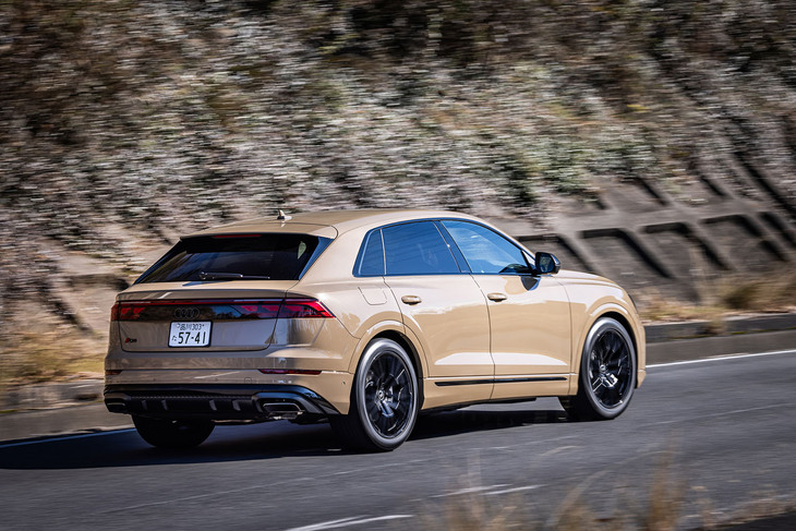 山岳路を行く「Q8 50 TDIクワトロSライン」。Sラインに標準で装備される「アダプティブエアサスペンション」とオプションの「オールホイールステアリング」の恩恵で、ワインディングロードではまるでコンパクトモデルのような走りが楽しめた。