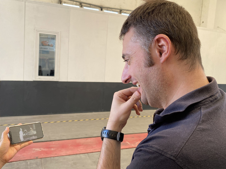 「ホンダ・ロードパル」のCMを興味深く鑑賞するドメニコ氏。