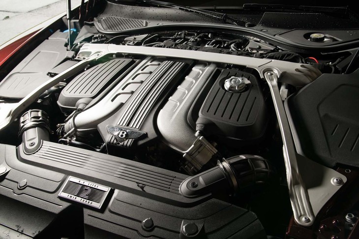 6リッターW12ツインターボエンジンは最高出力635PS、最大トルク900N・mを発生する。