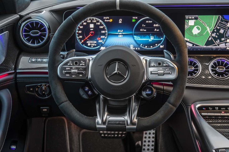 ステアリングホイールに、エンジン特性やサスペンションの減衰力を変更できるダイヤル式の走行モードスイッチを装備。走行中でも簡単にモード変更を行える。