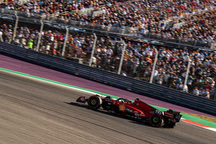 フェラーリのカルロス・サインツJr.（写真）は3位表彰台を獲得。アメリカGPにはマシンのアップデートを持ち込まなかったスクーデリアだったが、予選ではシャルル・ルクレールが今季3回目、通算21回目のポール奪取に成功、またサインツJr.は4番手タイムだった。レースではルクレールがノリスにトップを奪われフェラーリ2-3位。程なくしてハミルトンやフェルスタッペンの猛攻に屈するかたちで順位を落とした。ルクレールは唯一1ストップ作戦をとったドライバーだったが不発に終わり不本意な6位に。レース後の検査でマシン下のスキッドパッドが許容範囲を超えてすり減ってしまったことで失格。同じ理由で失格となったハミルトンのおかげで、サインツJr.は4位から3位に繰り上がった。なおスプリントでは、ルクレールが2番手スタートから3位。サインツJr.は6番手スタートから蹴り出しのいいソフトタイヤのおかげもあり4位にジャンプアップしたものの、タイヤのパフォーマンスが落ちると順位も下がり結果6位だった。（Photo=Ferrari）